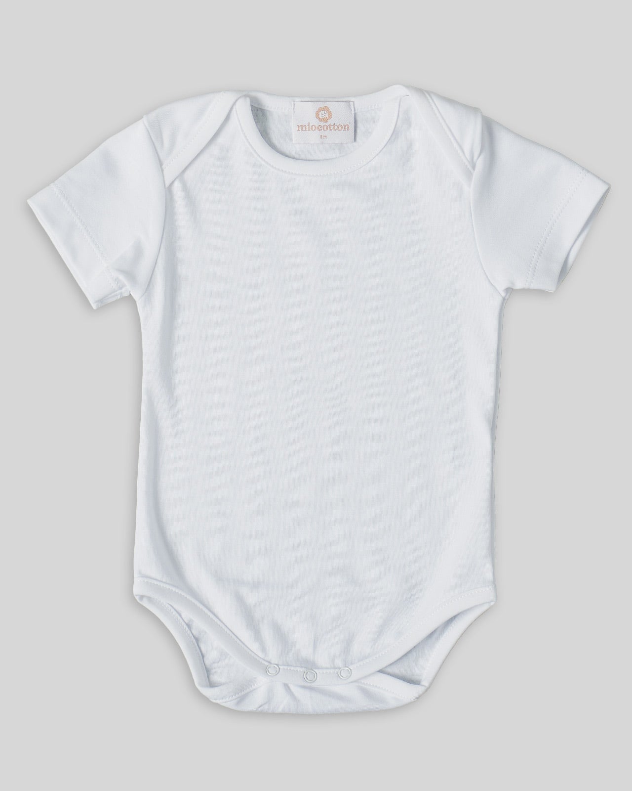 Bodysuit for newborns in white, soft and breathable
